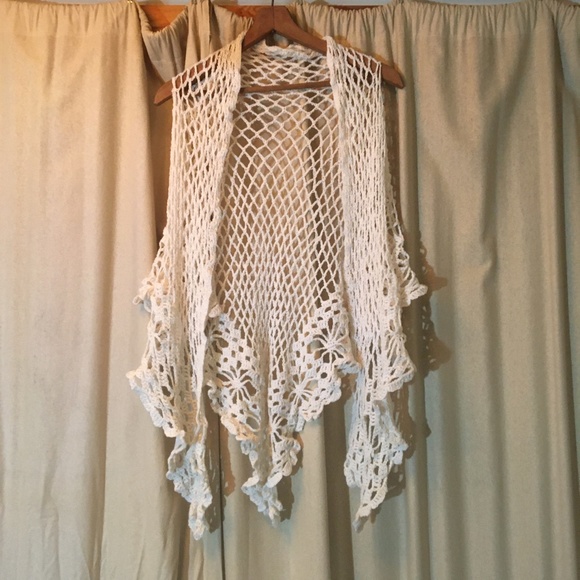 Hand crocheted acrylic triangular scarf/shawl with snowflake hem - Picture 4 of 4